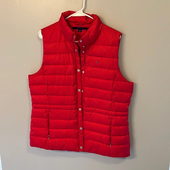 Womens Tommy Hilfiger Red puffer vest, like new size XL